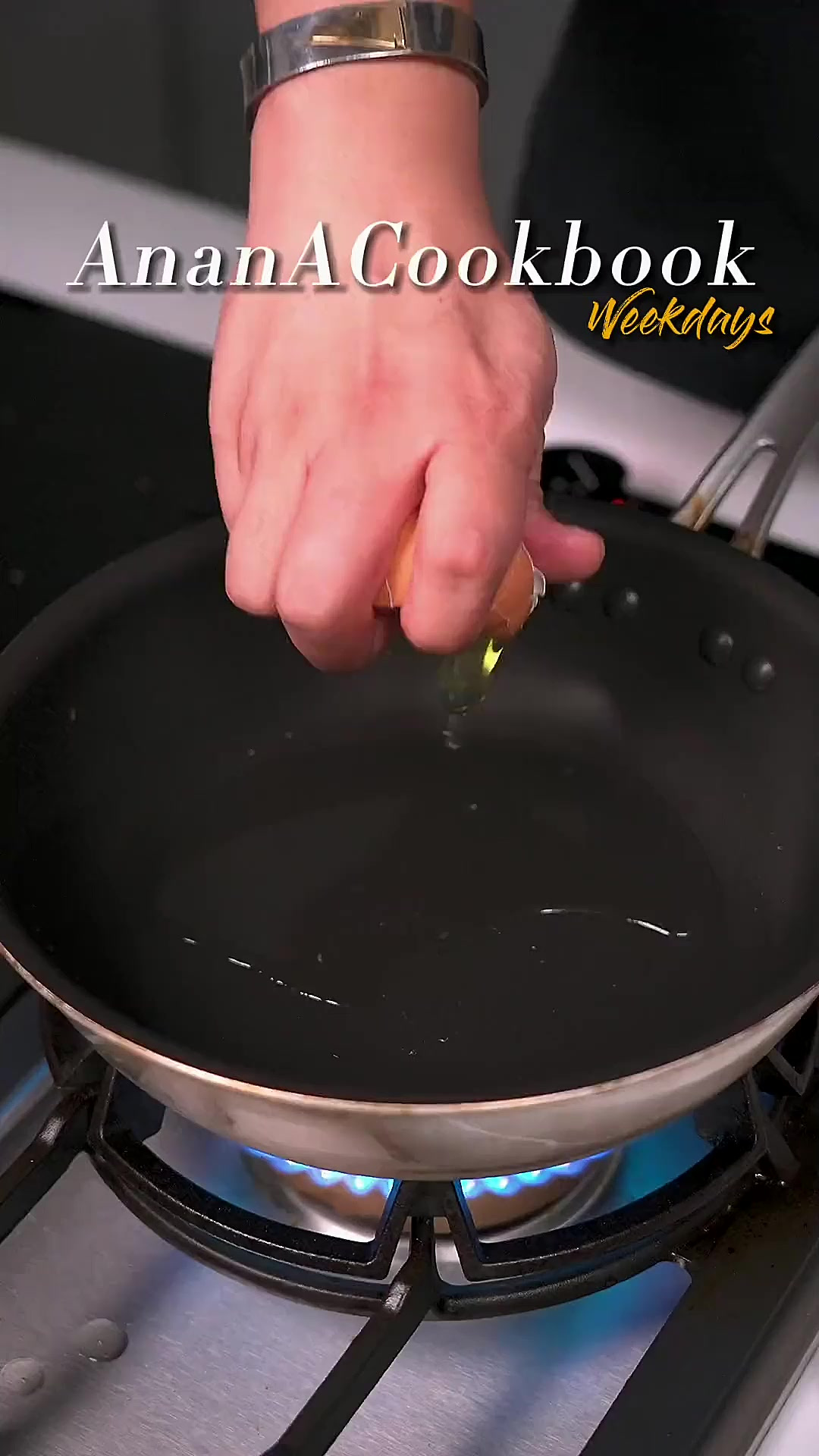 做一份爆香的虾仁滑蛋炒饭给家人吃吧