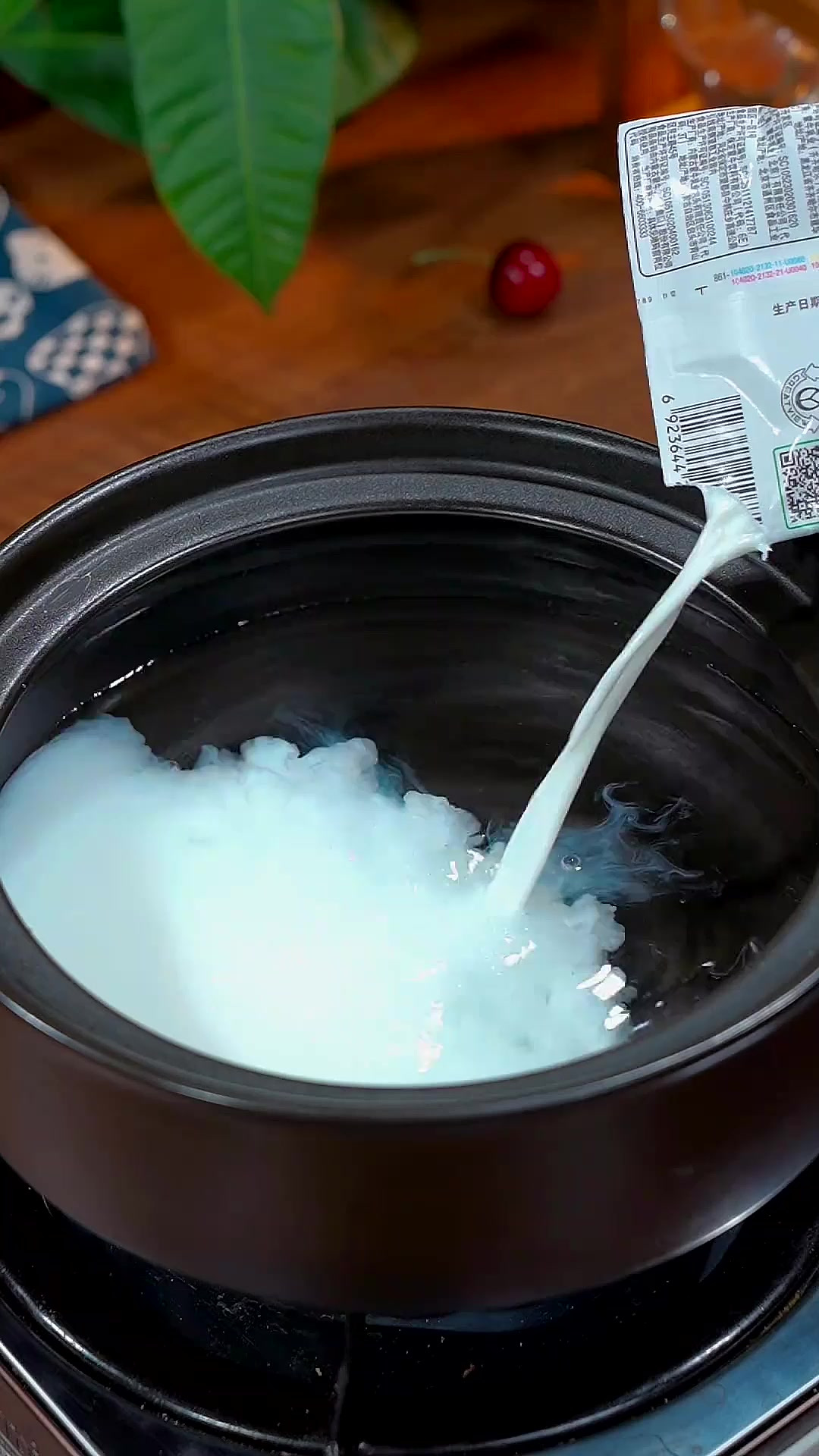 热乎乎的砂锅麻辣烫，做法和烧开水一样简单