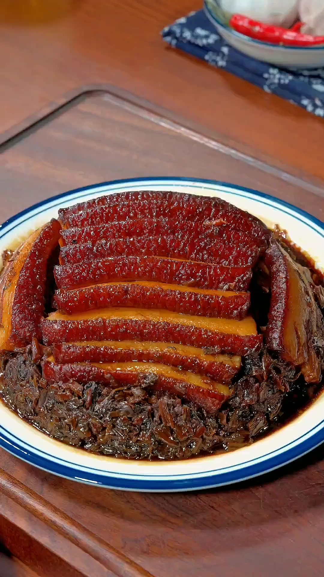 河南传统八大碗扣碗条子肉，年夜饭餐桌上的必备硬菜。这样做肥而
