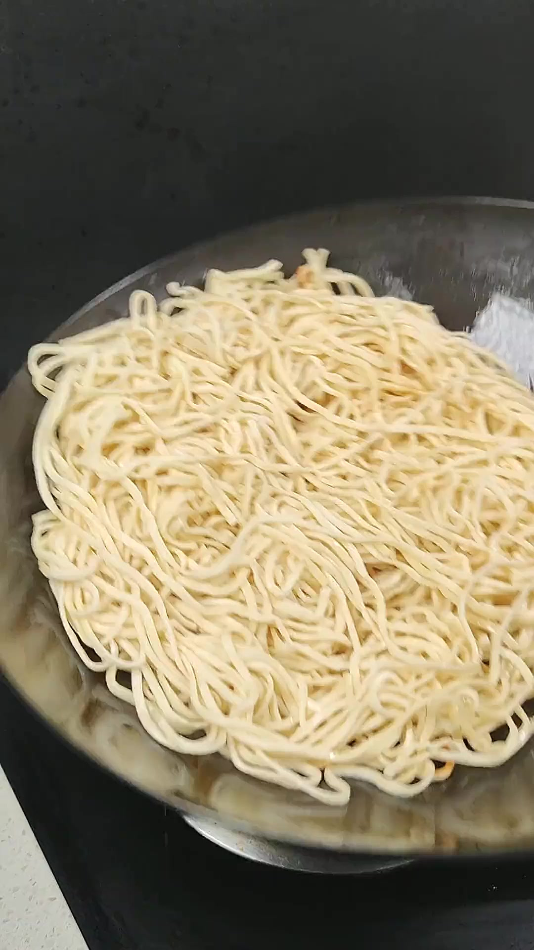 河南美食老式炒面。传统做法,生面条直接上锅炒。这样做的面条鲜