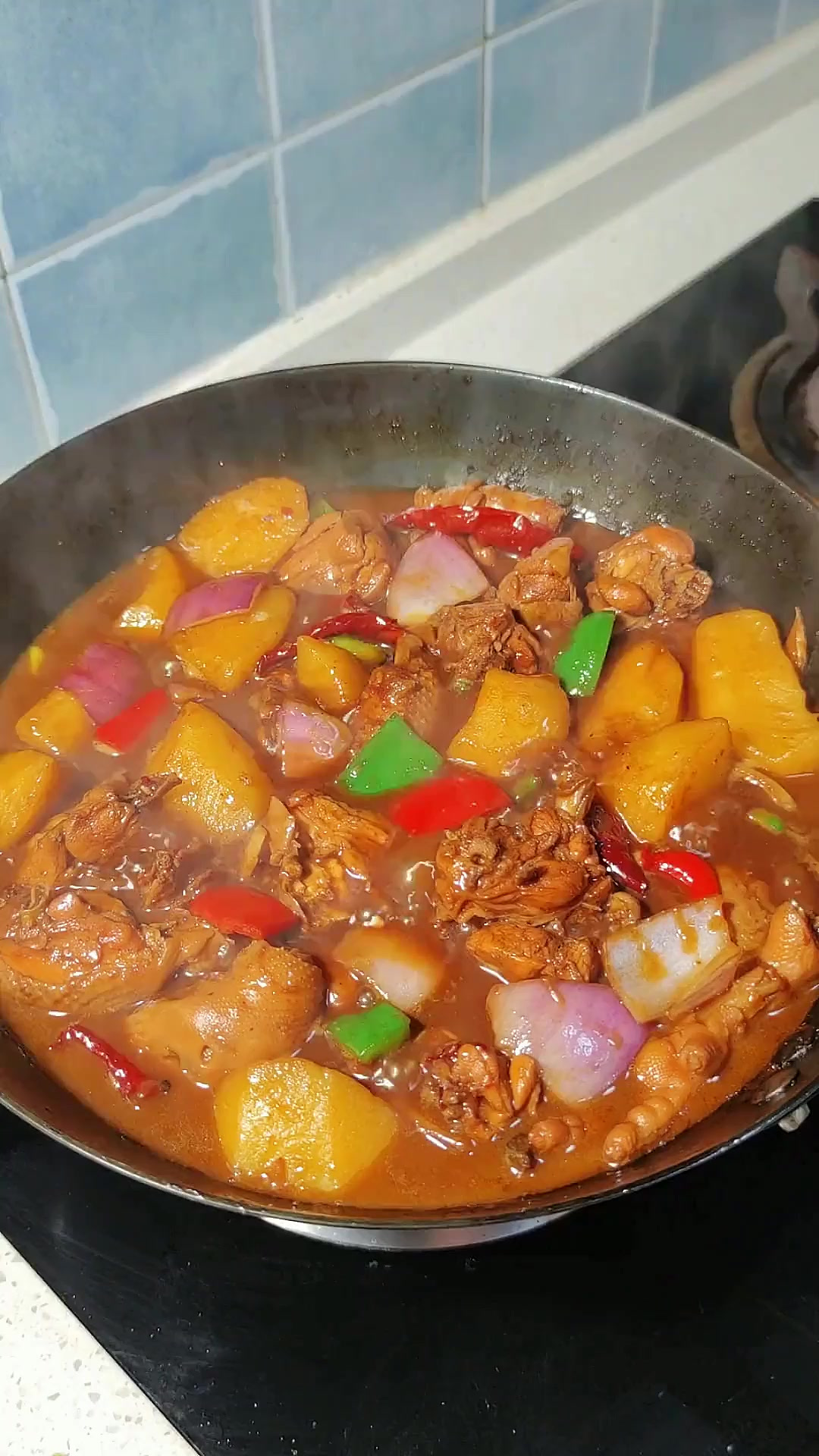 大盘鸡这样做简单又好吃，一看就会。最爱吃里面吸满汤汁的面条