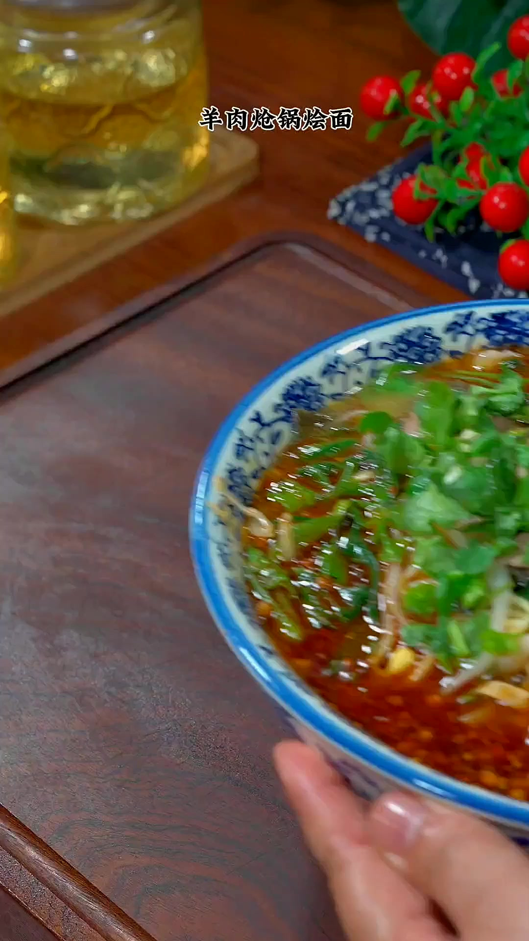 河南美食羊肉炝锅烩面的家常做法。汤鲜味美,面条筋道,连汤都喝