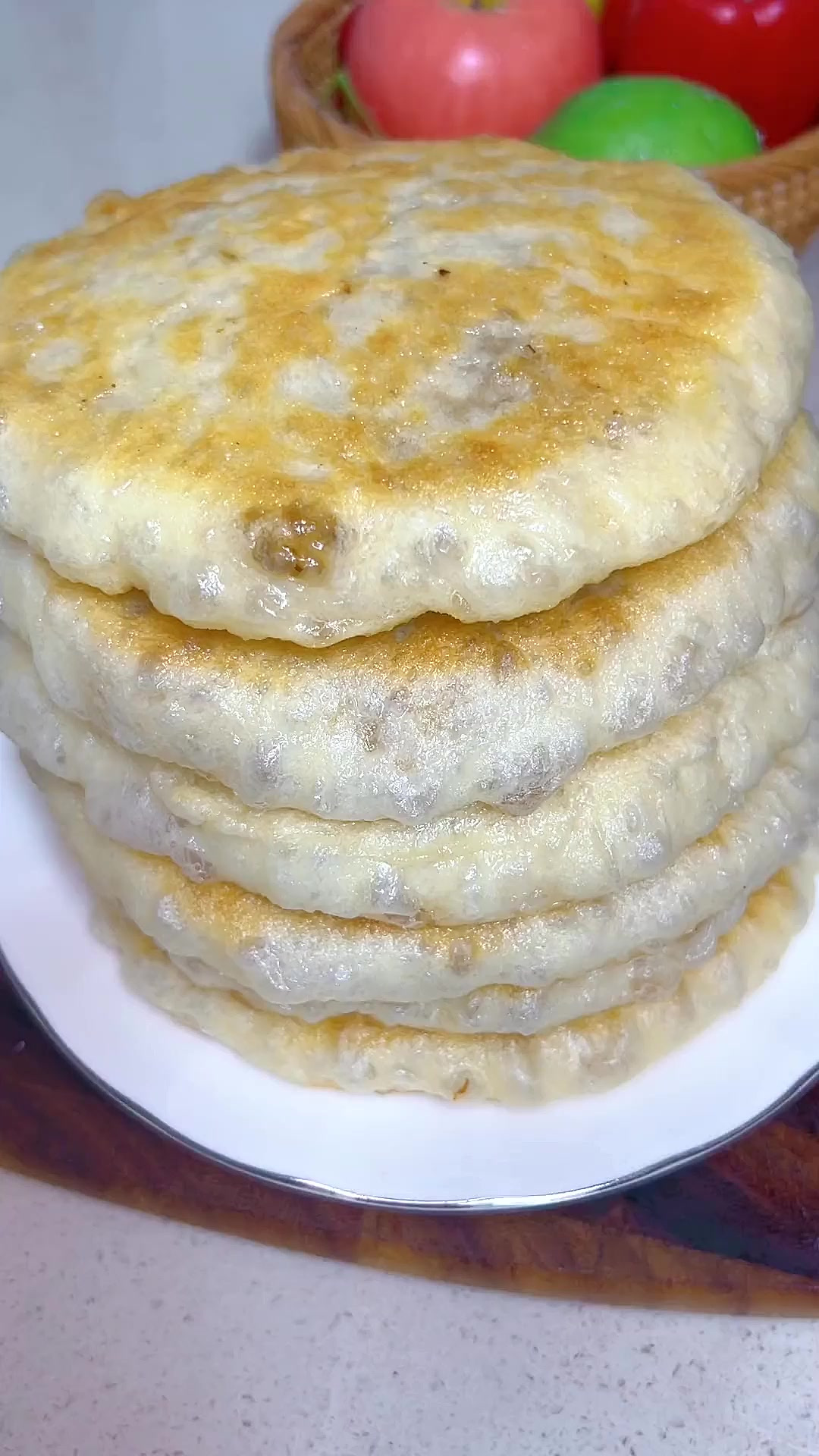 晚饭做了肉盒，一出锅孩子就吃了2个