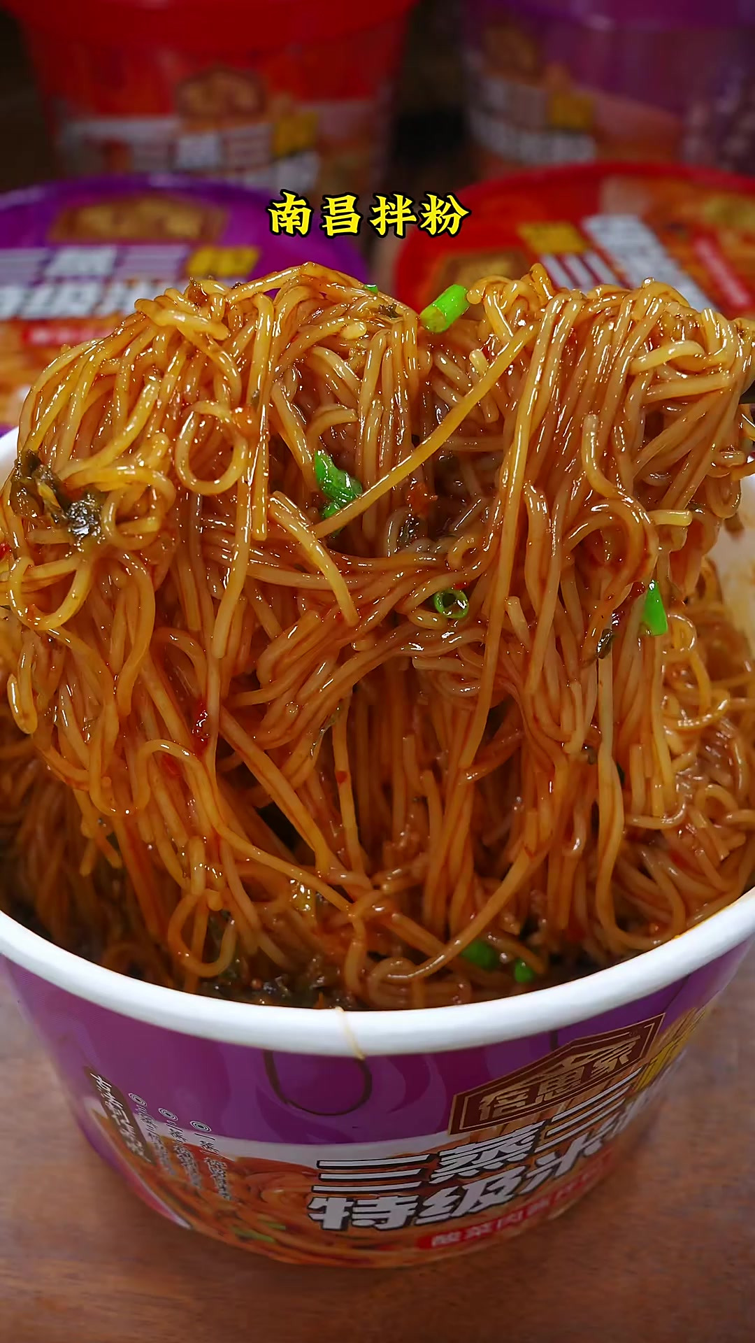 米线裹满了肉酱和酸菜的味道，一口下去满口留香！