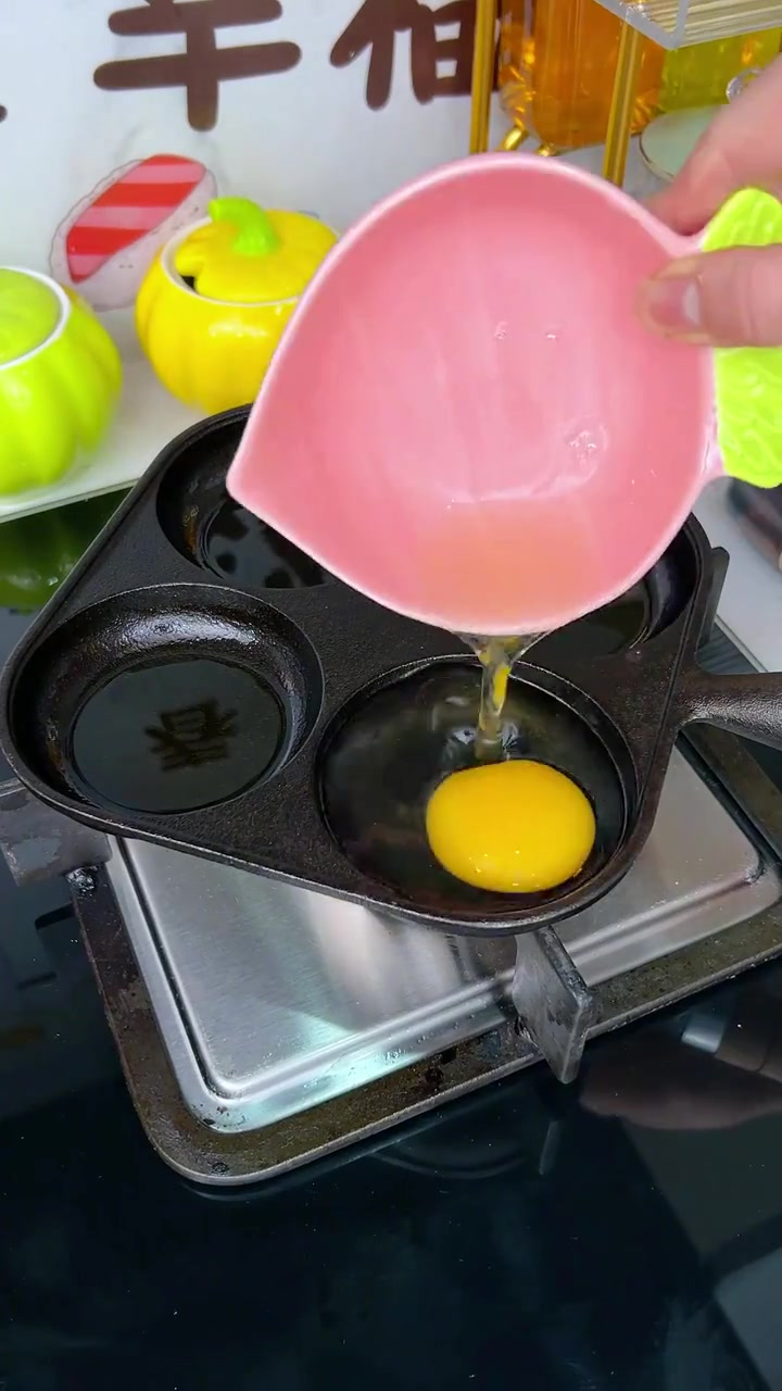 每一次煎蛋都是艺术,铸铁四孔煎蛋锅成就你的早餐!