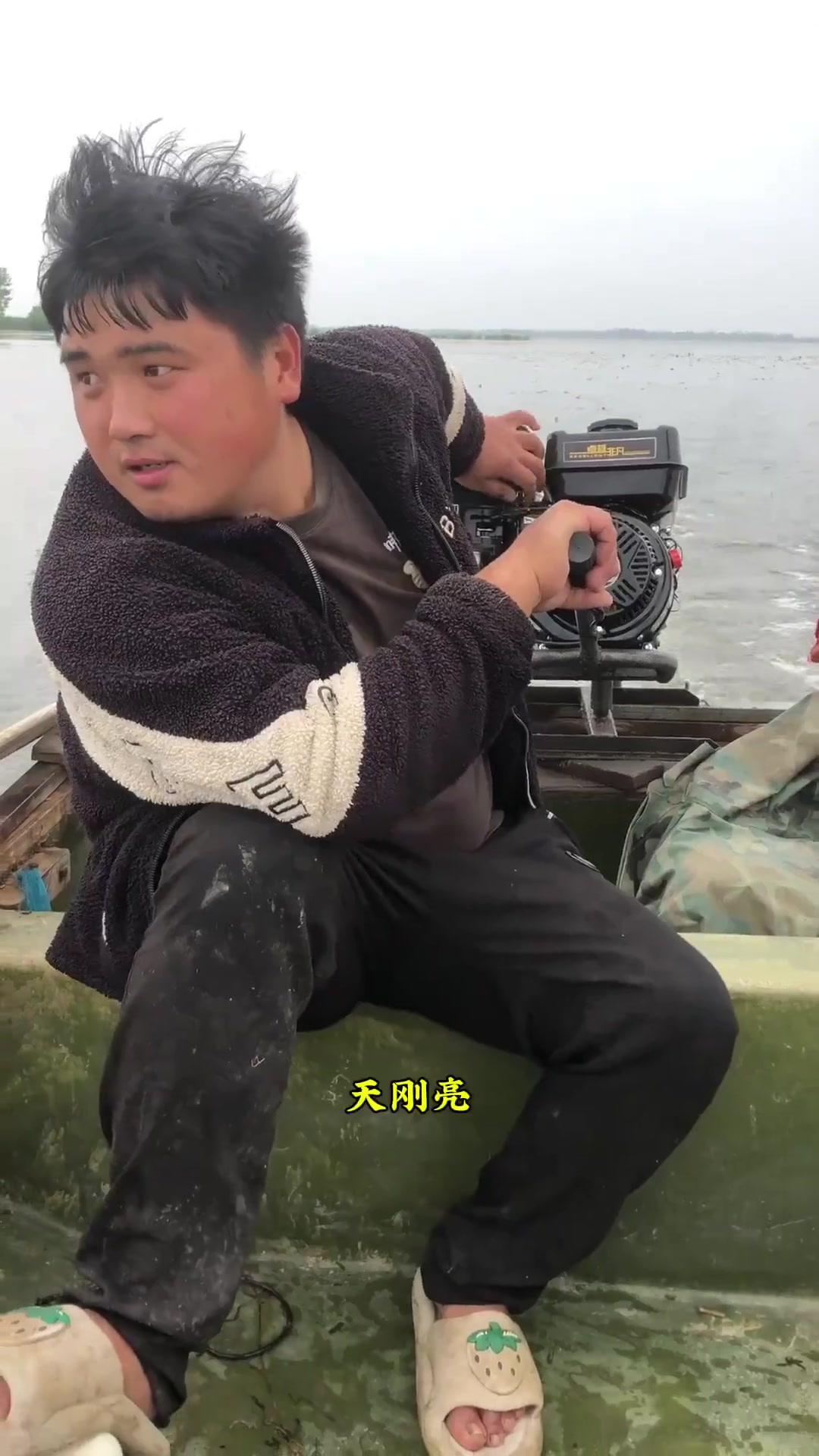 邻居小阿虎来收鱼篮了,执着的付出,岁月不会辜负