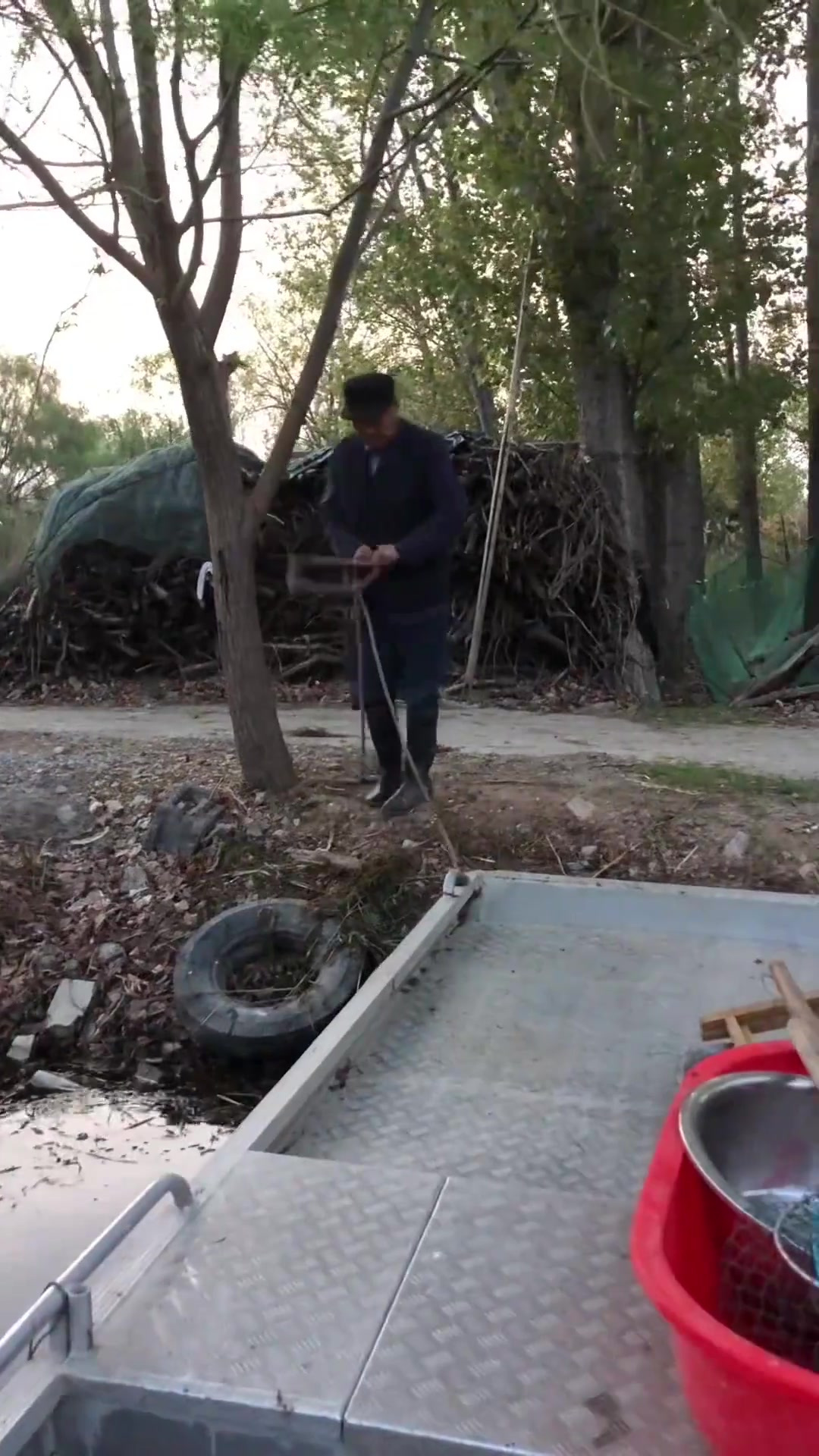 渔民老爸出湖收渔网和鱼篮，没想到鱼篮里竟然进了一条大鲤子