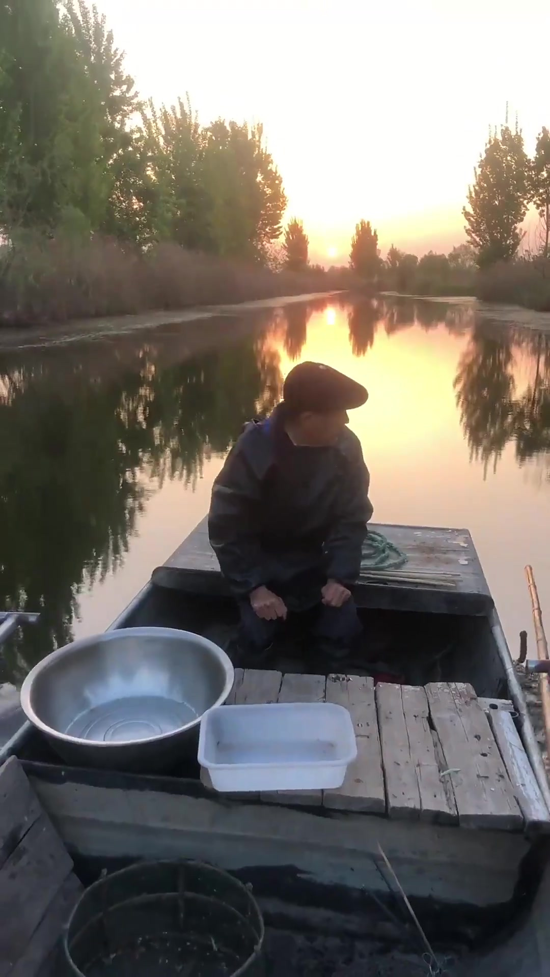 老爸一大早来收丝网了，昂刺鱼开始越来越多了