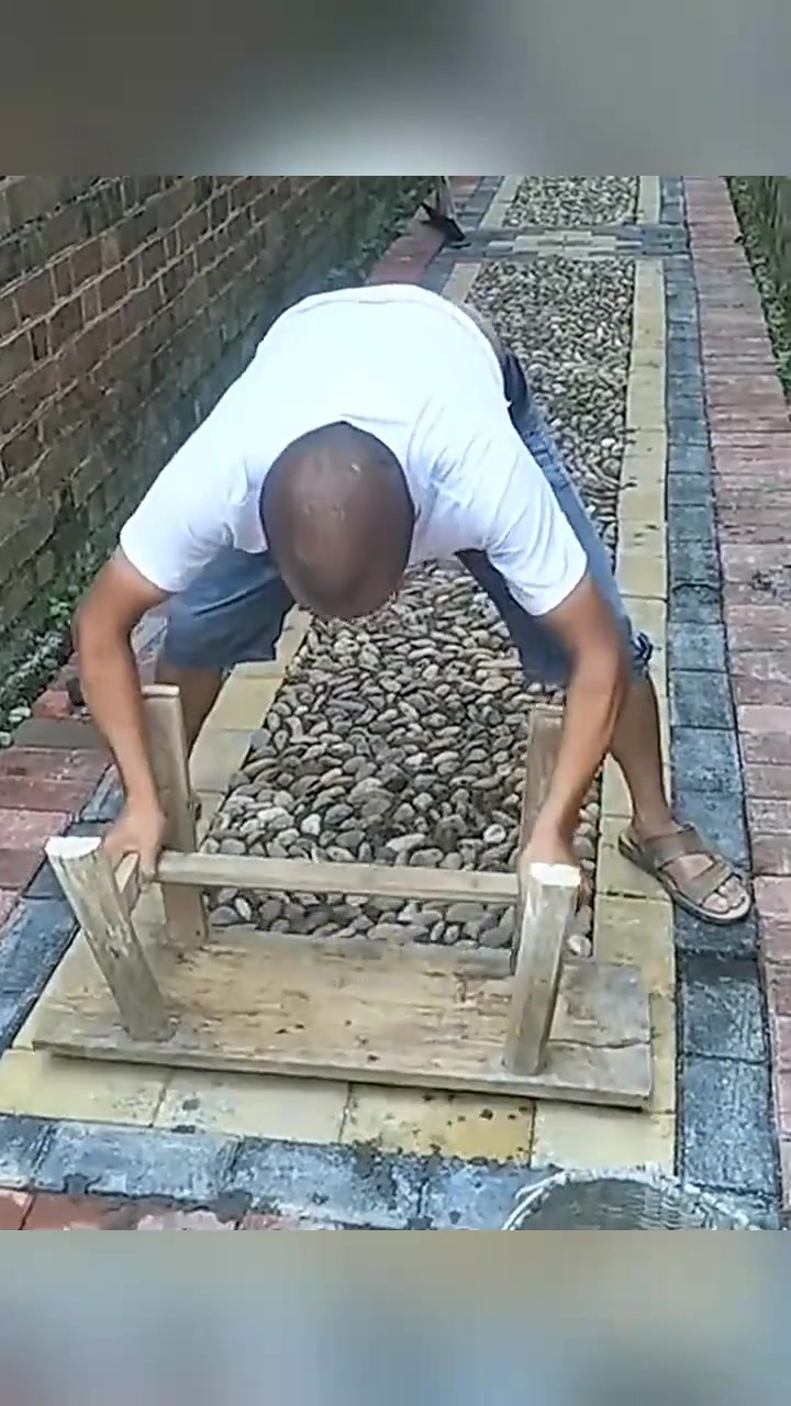 鹅卵石路面,原来这样铺的!