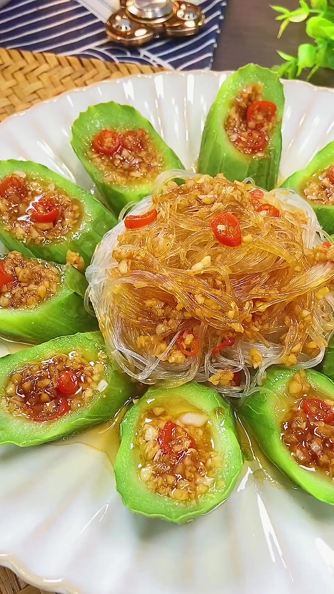 蒜蓉粉丝蒸丝瓜，爽脆清甜又好吃