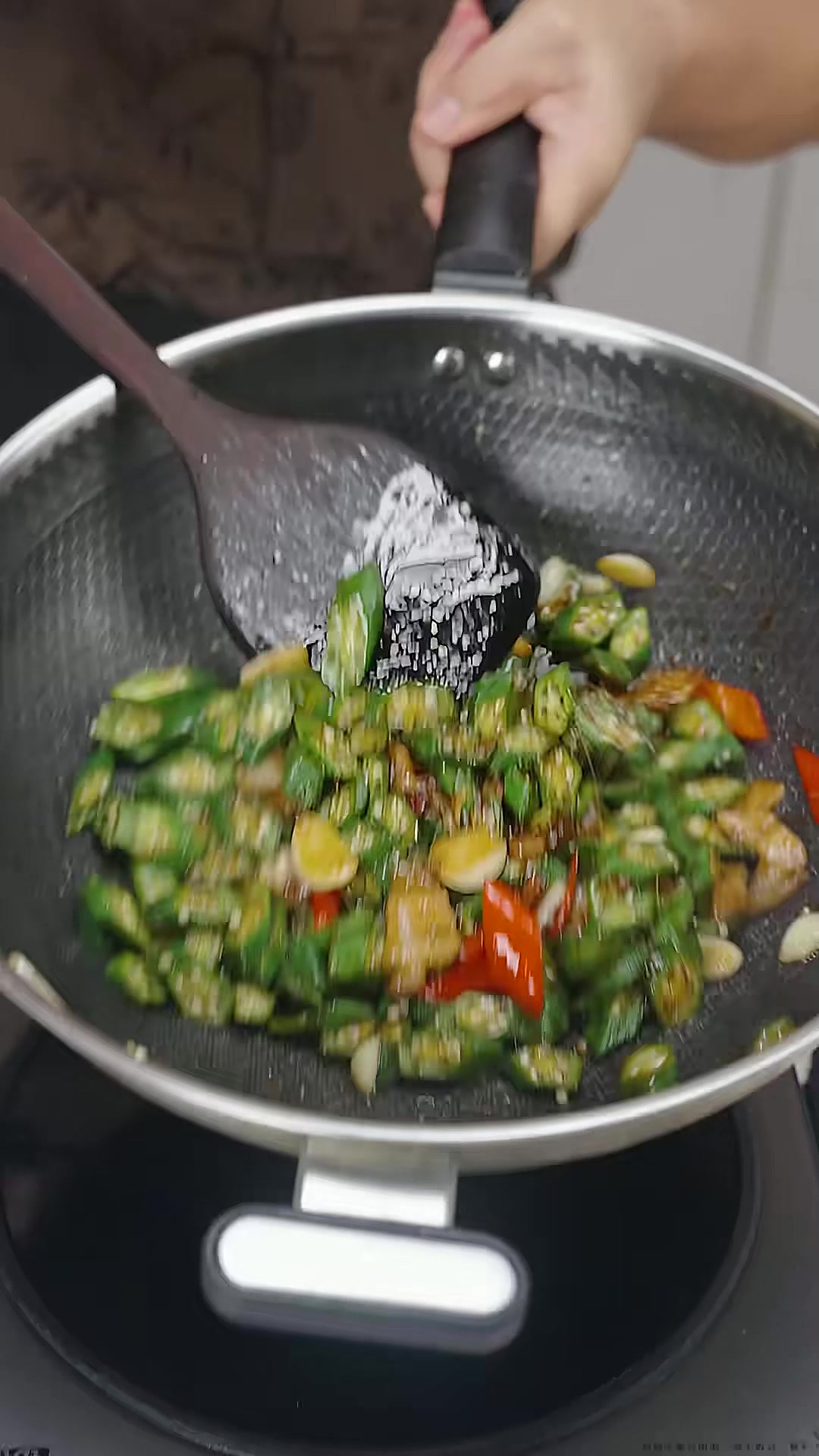 脆嫩、爽滑、无粘液！美鹤师傅的这道小炒秋葵实在太下饭了，你还