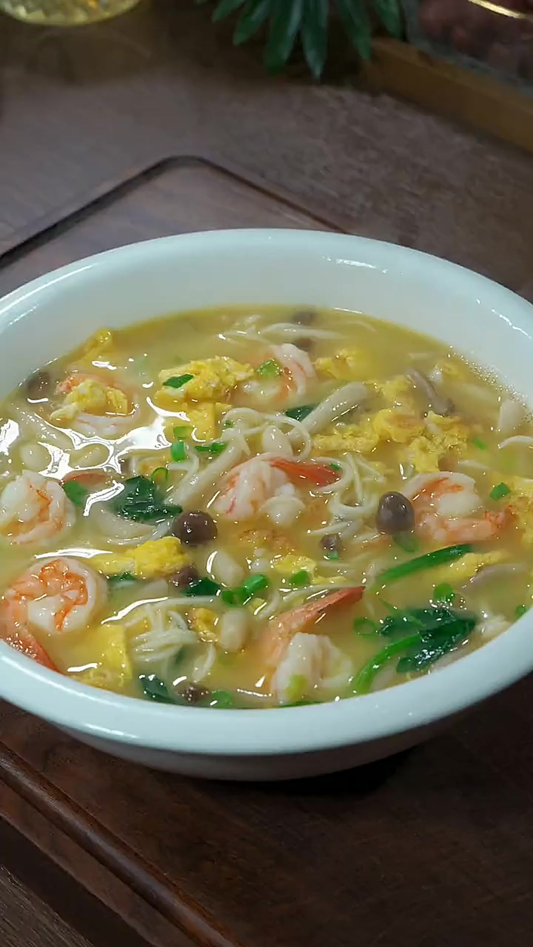 早餐包子油条吃腻了，只需五分钟，就能做一碗汤鲜味美的菌菇鸡汤