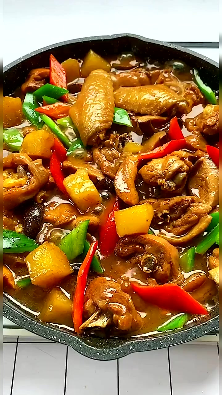 黄焖鸡米饭，我吃一个月都不够，同事们都说好吃～