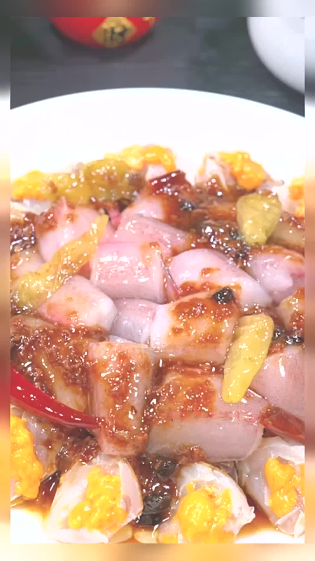 这是温州大街小巷饭店都桌桌必点的一道特色菜,梭子蟹拼水潺,鲜