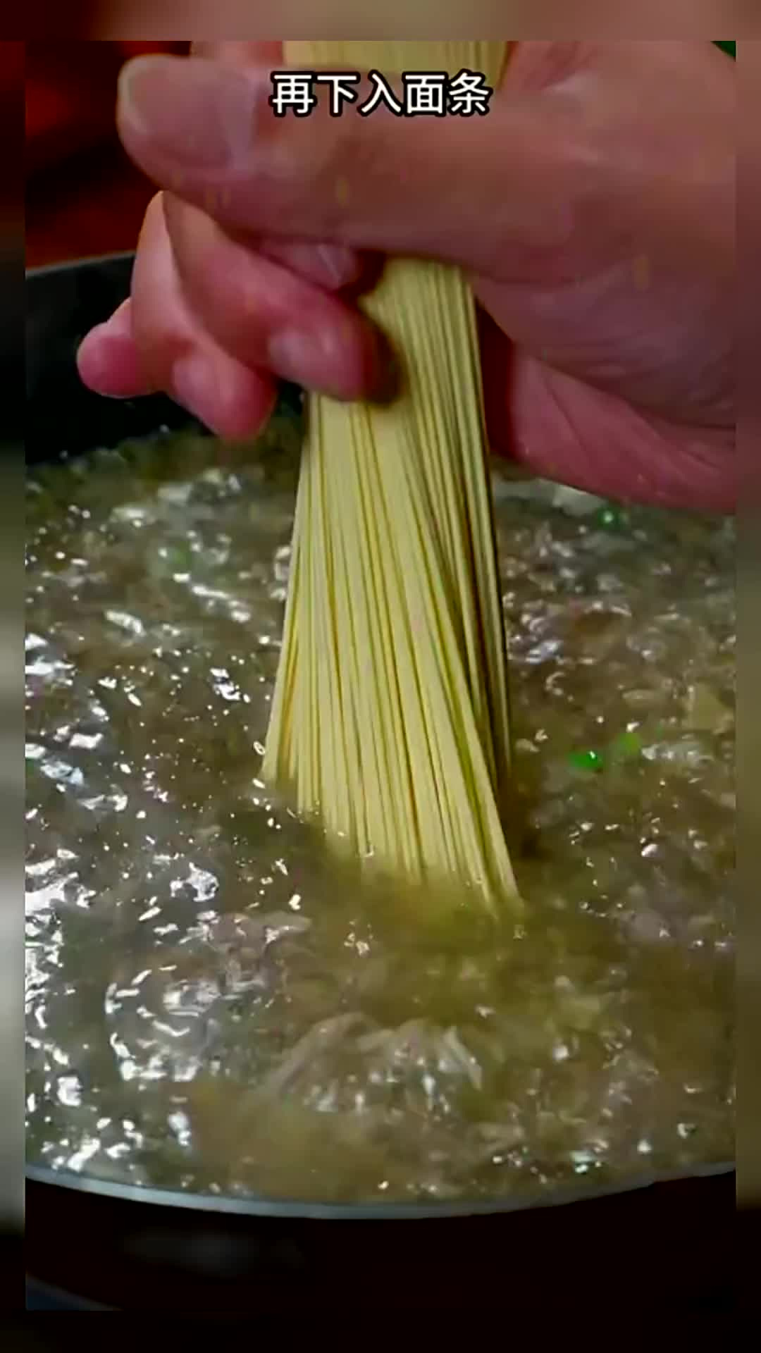 这是被称为江南四大汤面之一的雪菜肉丝面,做法虽平平无奇,味道