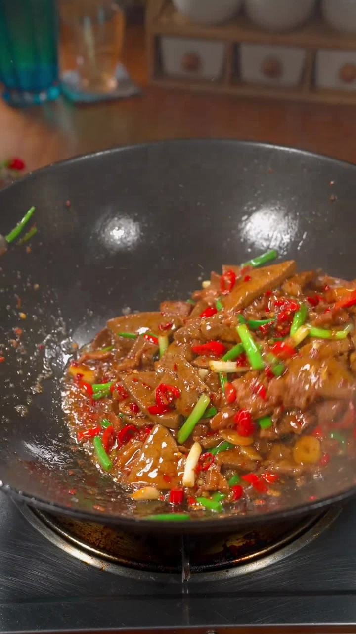 好久没吃猪肝炒肉了，香辣滑嫩，开胃又下饭