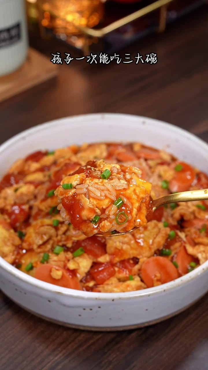 家里有小孩子挑食不爱吃饭的，就给她做这个西红柿鸡蛋盖饭，拌饭一绝，孩子能吃三大碗