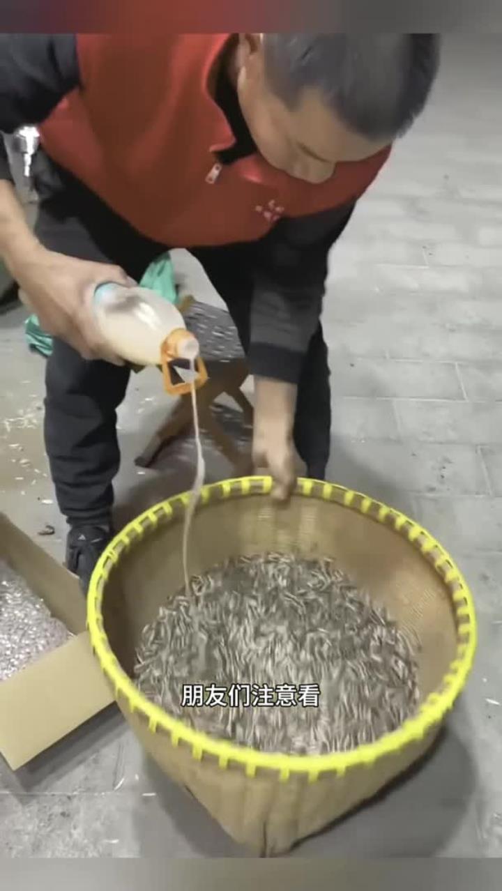 大叔炒瓜子还放点调料,这有什么作用?