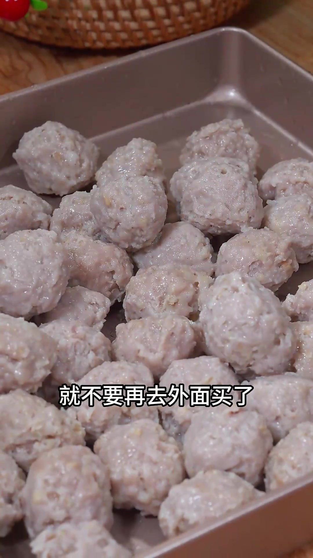 想吃牛肉丸了，不用再去外面买了，两斤的牛肉可以做满满的一大盘