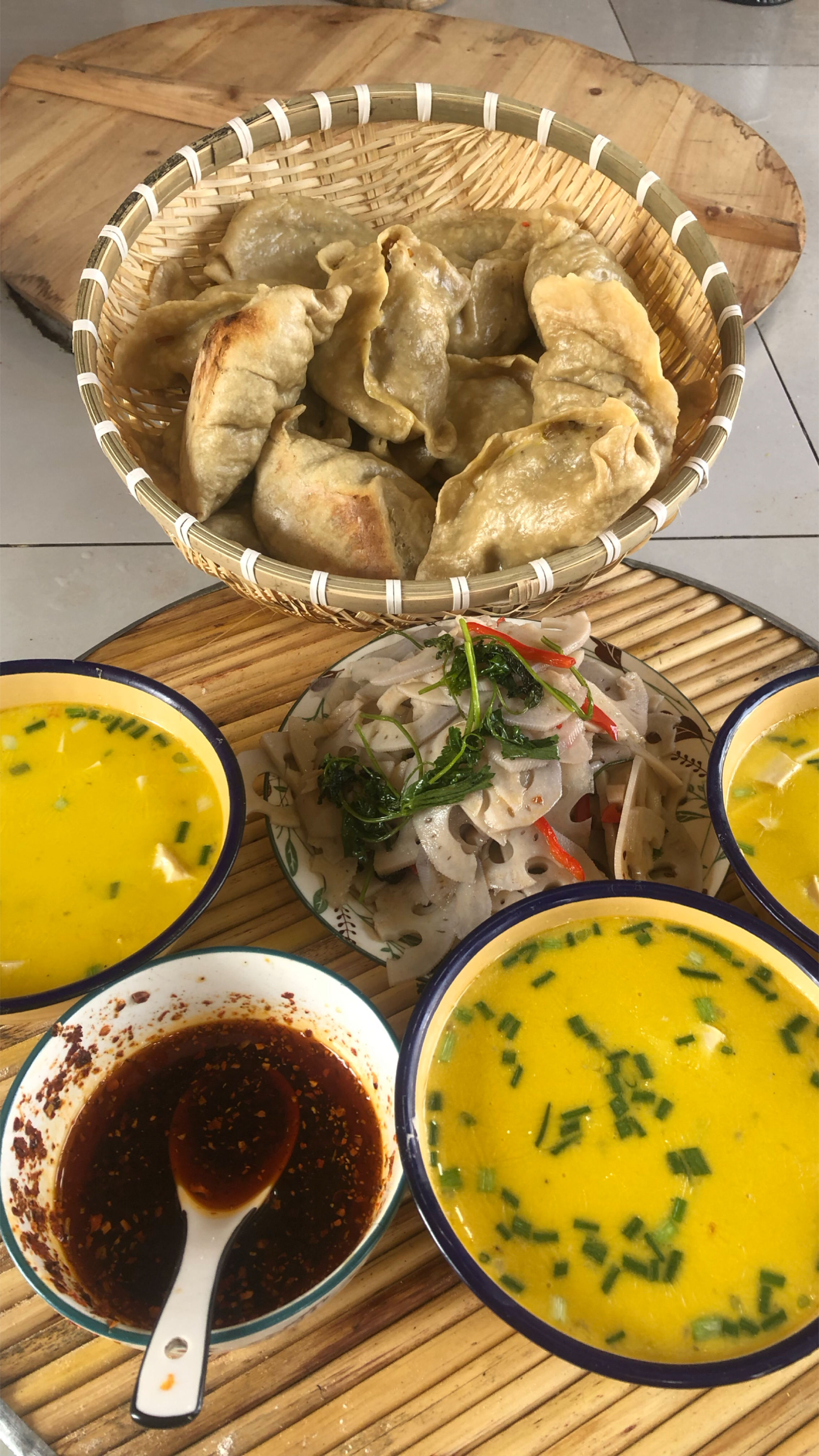 越嚼越香的粉条豆芽菜包,鲤鱼豆腐汤,凉拌藕片。