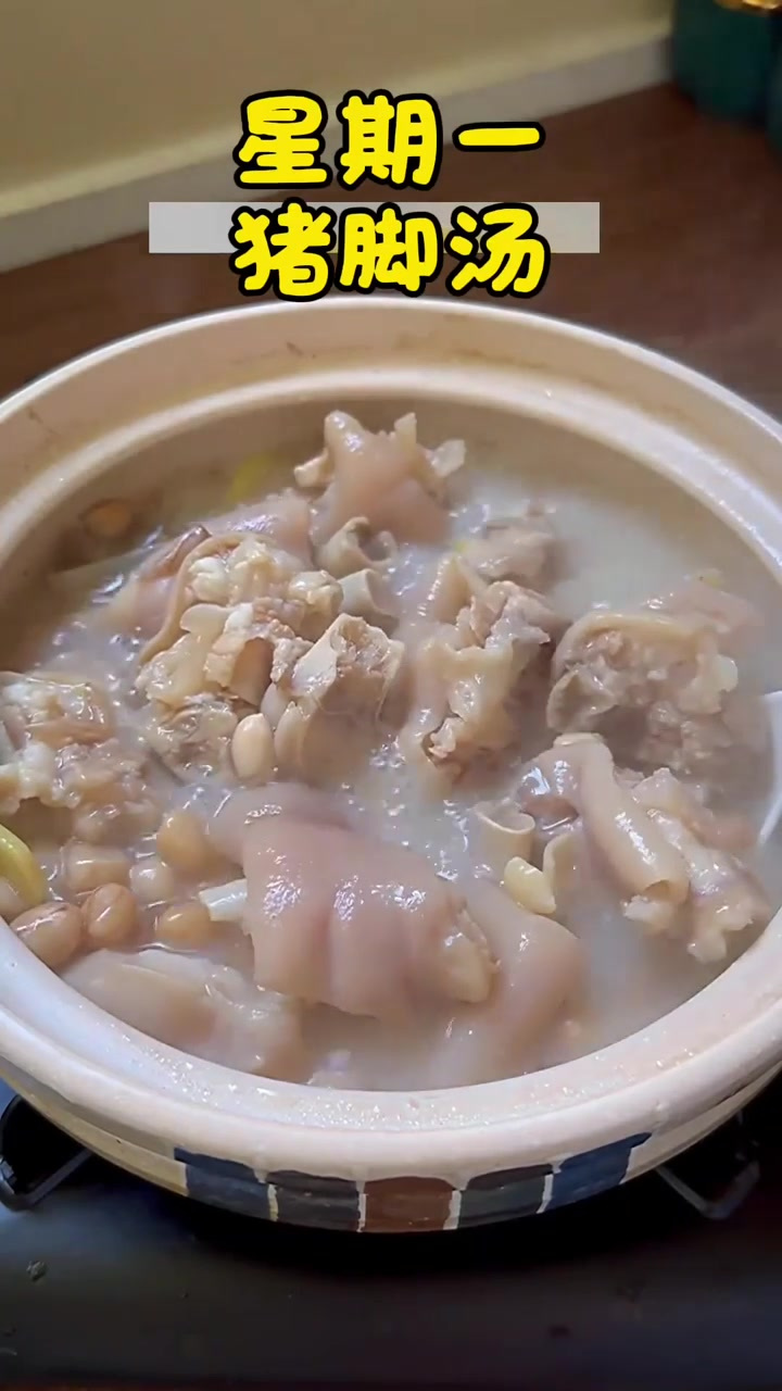 它不仅是一本食谱，更是一份健康投资！为爱下厨，从煲好一碗汤起