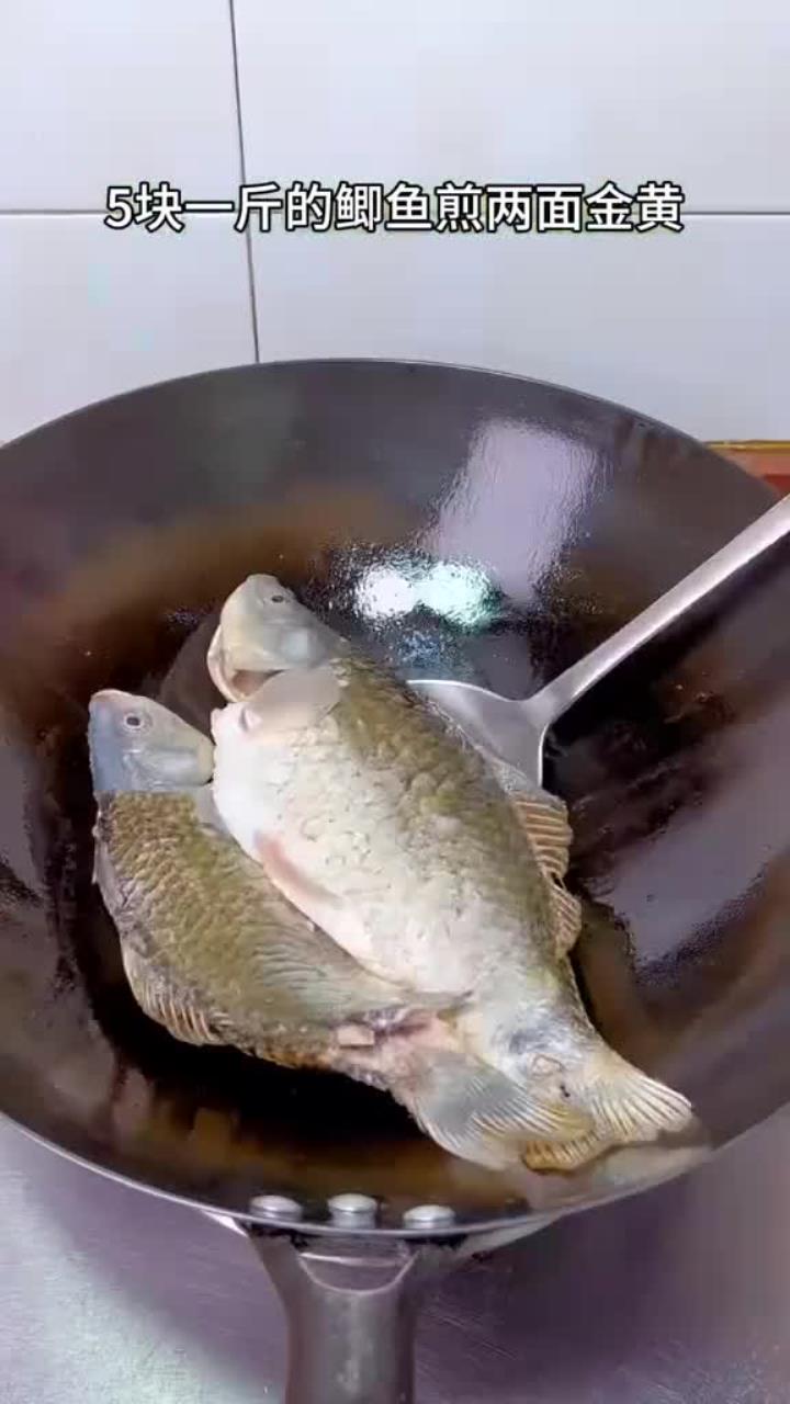 过年油炸的食物吃多了,这个鲫鱼冬瓜汤请收下 省饭课代表 鲫鱼汤 鲫鱼汤这样做汤白 鱼