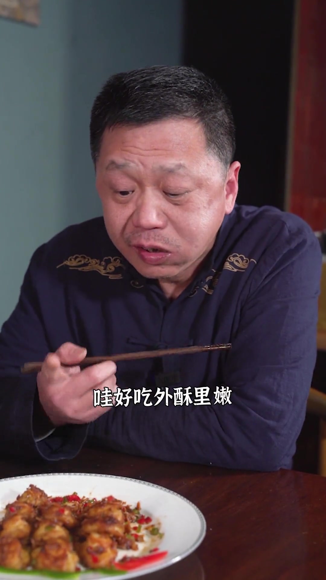 鲍鱼别再蒸着吃了，试试这样做~剞十字花刀再下锅煎至两面金黄，酥脆爽口让美味升级！