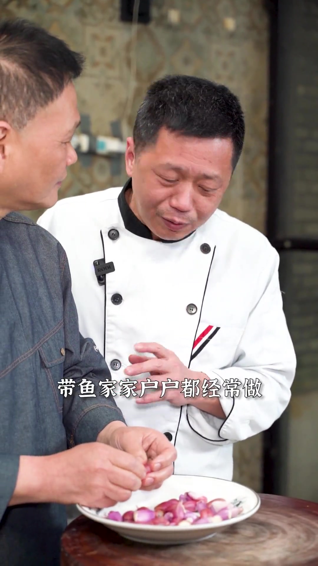 煎得外酥里嫩的带鱼蘸上用鱼露熬制的万能酱汁,简直就是鲜上加鲜~喜欢吃带鱼的朋友一定要试试这