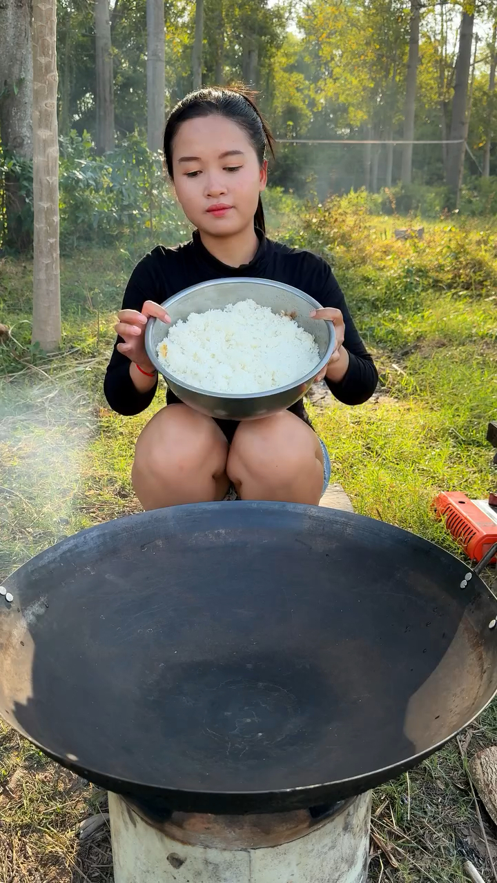 越南美女给你展示越南炒饭的做法