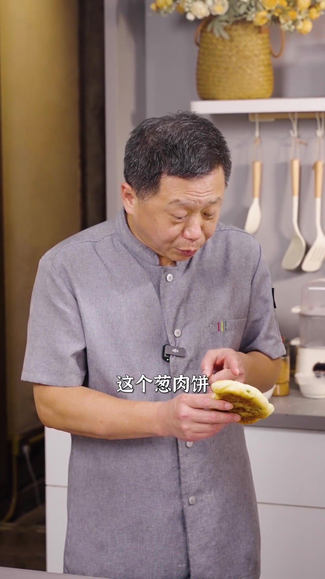 这酸菜葱肉饼太适合手残党啦！不用揉面不用擀面，下锅煎完外皮酥软，肉香混着葱香~