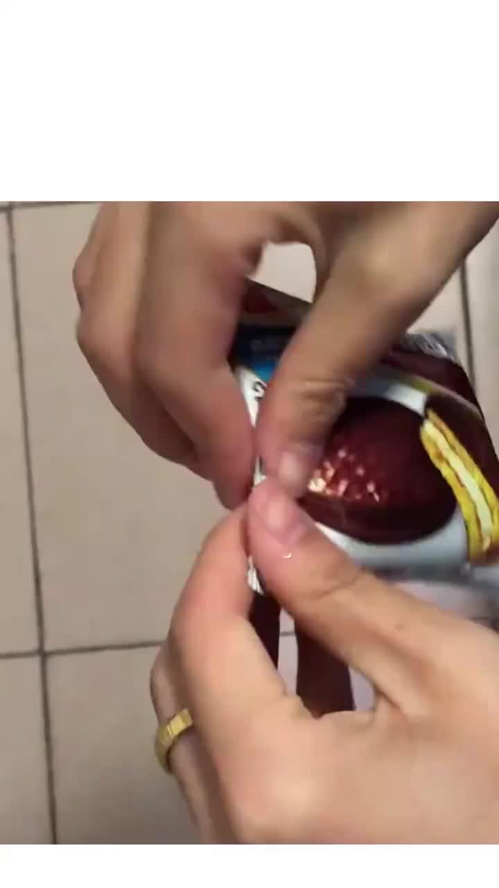 女子买达利园巧克力派，掰开发现里面是饼干，好丽友派才是糯的