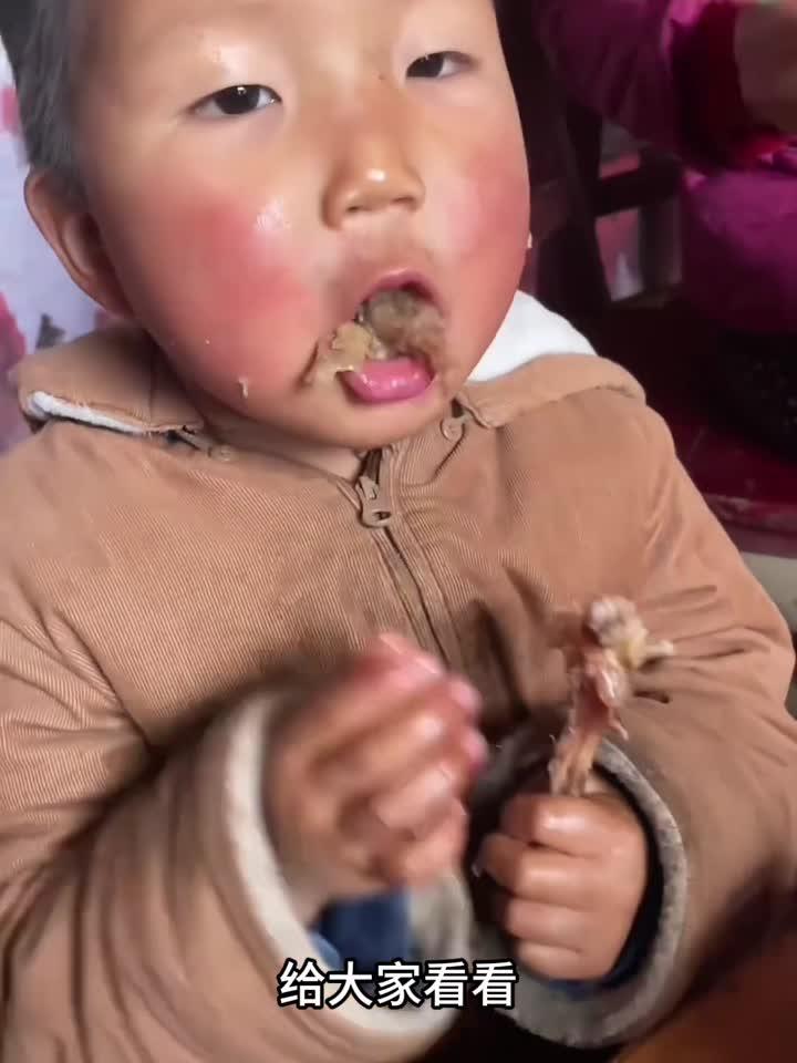 大口吃肉的样子 真是太可爱了