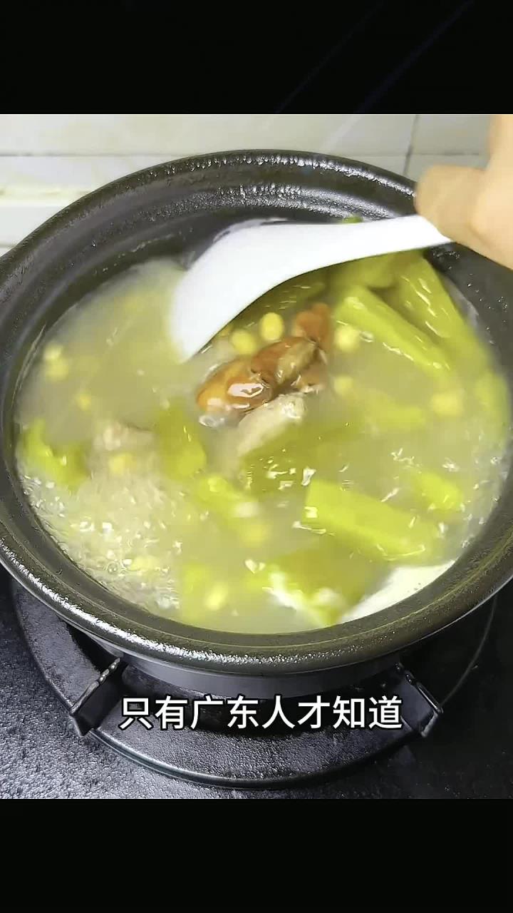 广东人离不开的苦瓜黄豆排骨汤,清甜回甘真的好好喝。苦瓜汤煲汤广东靓汤为你煲汤