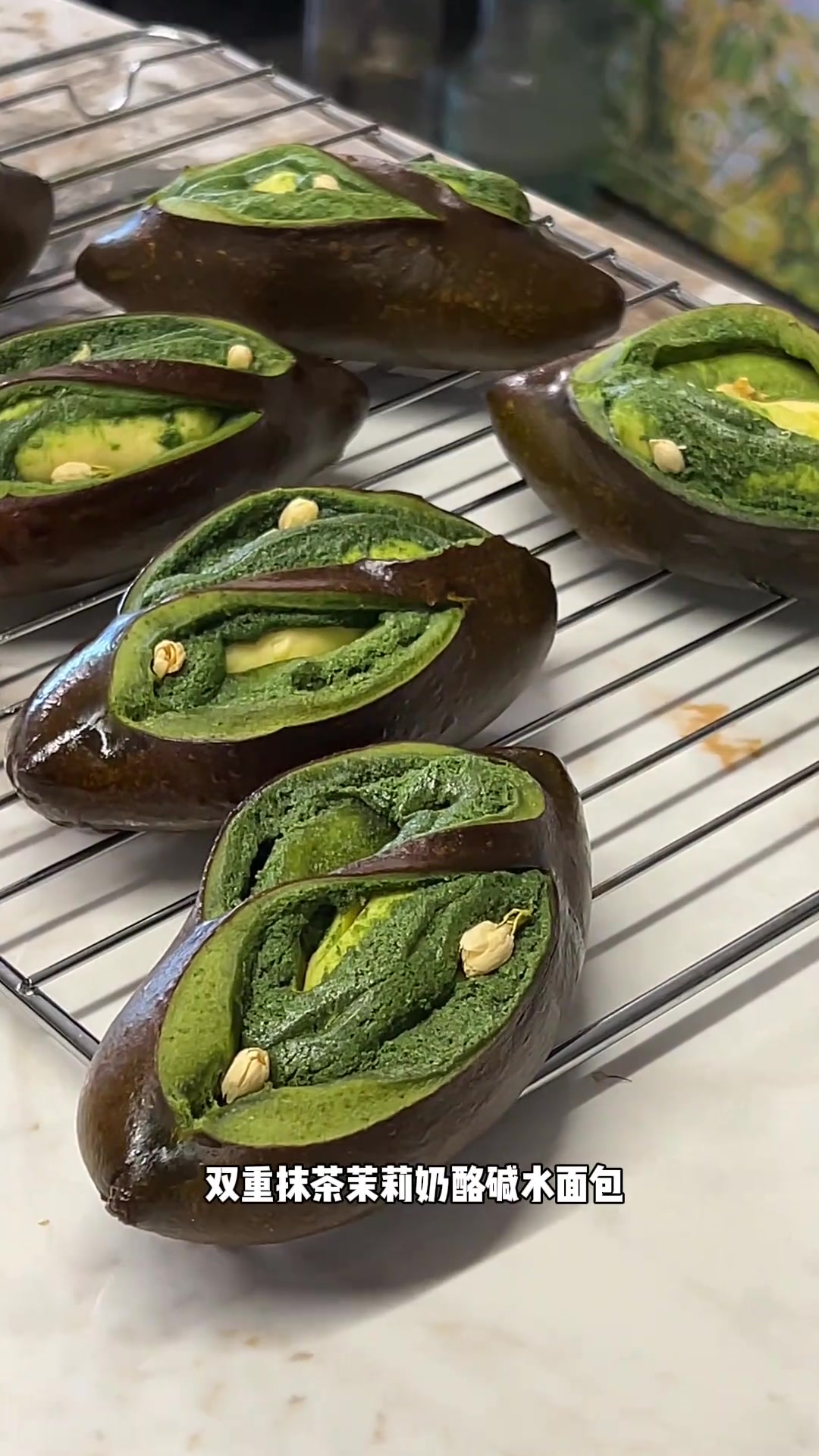 不需要厨师机不需要特意发酵，超级适合新手制作的碱水面包！抹茶脑袋不能拒绝的双重抹茶茉莉奶酪