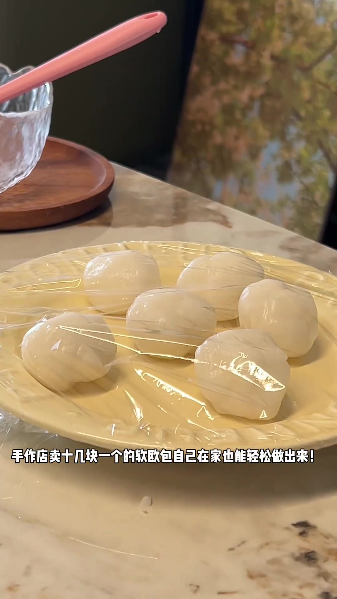 不需要厨师机的软欧包又来咯！上次很多小伙伴已经成功了，这次试试新口味吧，这个芋泥肉松麻薯没
