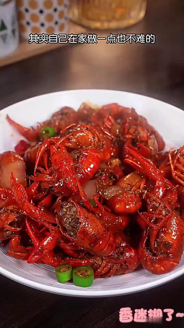 又到了吃小龙虾的季节，外面的小龙虾不干净又贵，你就像我这样在家做，做法简单，好吃