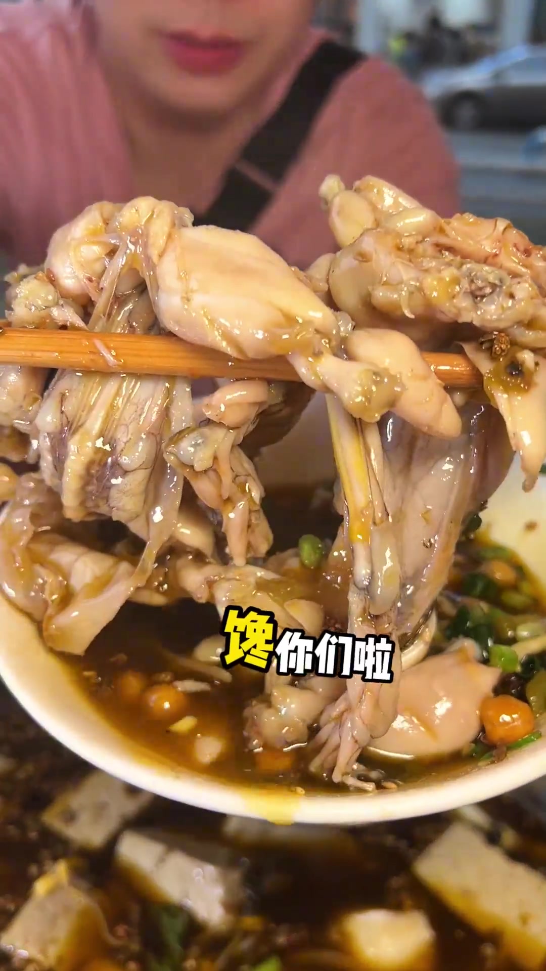 重庆特色美蛙鱼火锅！木姜子跟泡椒的搭配真的绝！