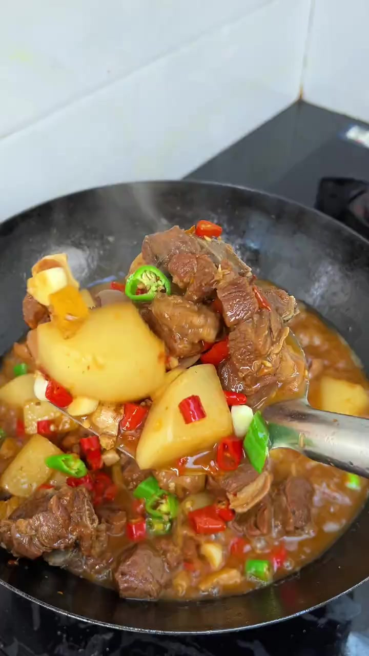 每年冬天我家就要吃很多次羊肉炖萝卜，吃完身体都是暖暖的