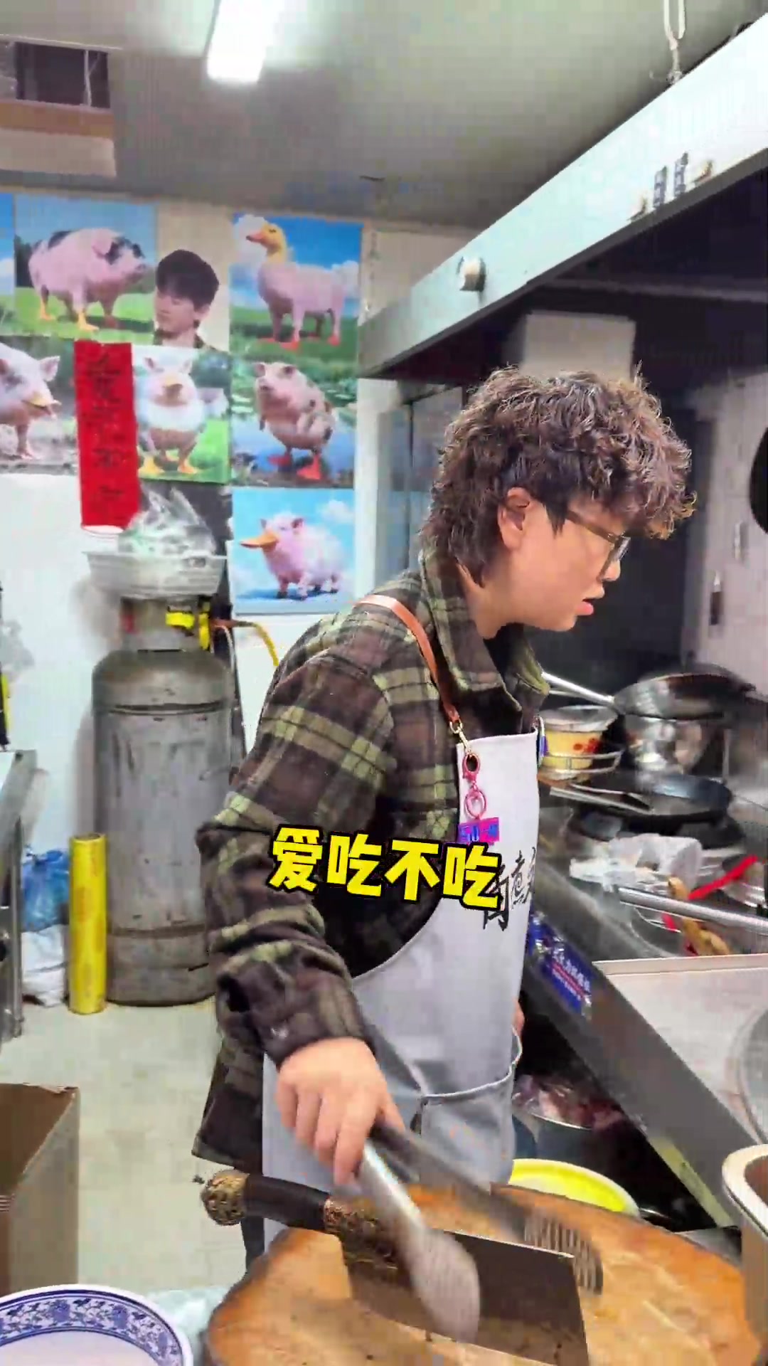 沈阳街头,正宗沈阳老北京卤煮火烧~