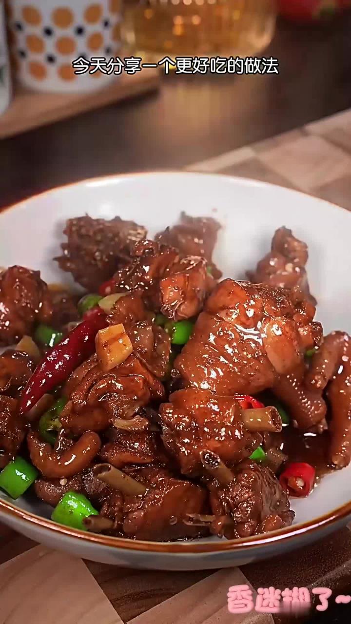 以后鸡买回来不要总是煲汤或者红烧，你就像我这样做个红烧辣子鸡，做法简单比饭店的还