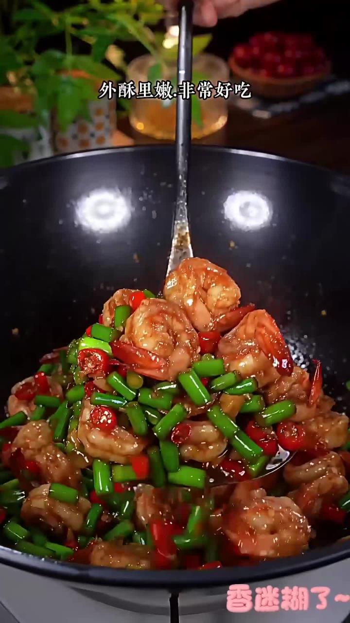 今天分享一道又香又辣,而且非常下饭的蒜苔炒虾仁,好吃到舔手指