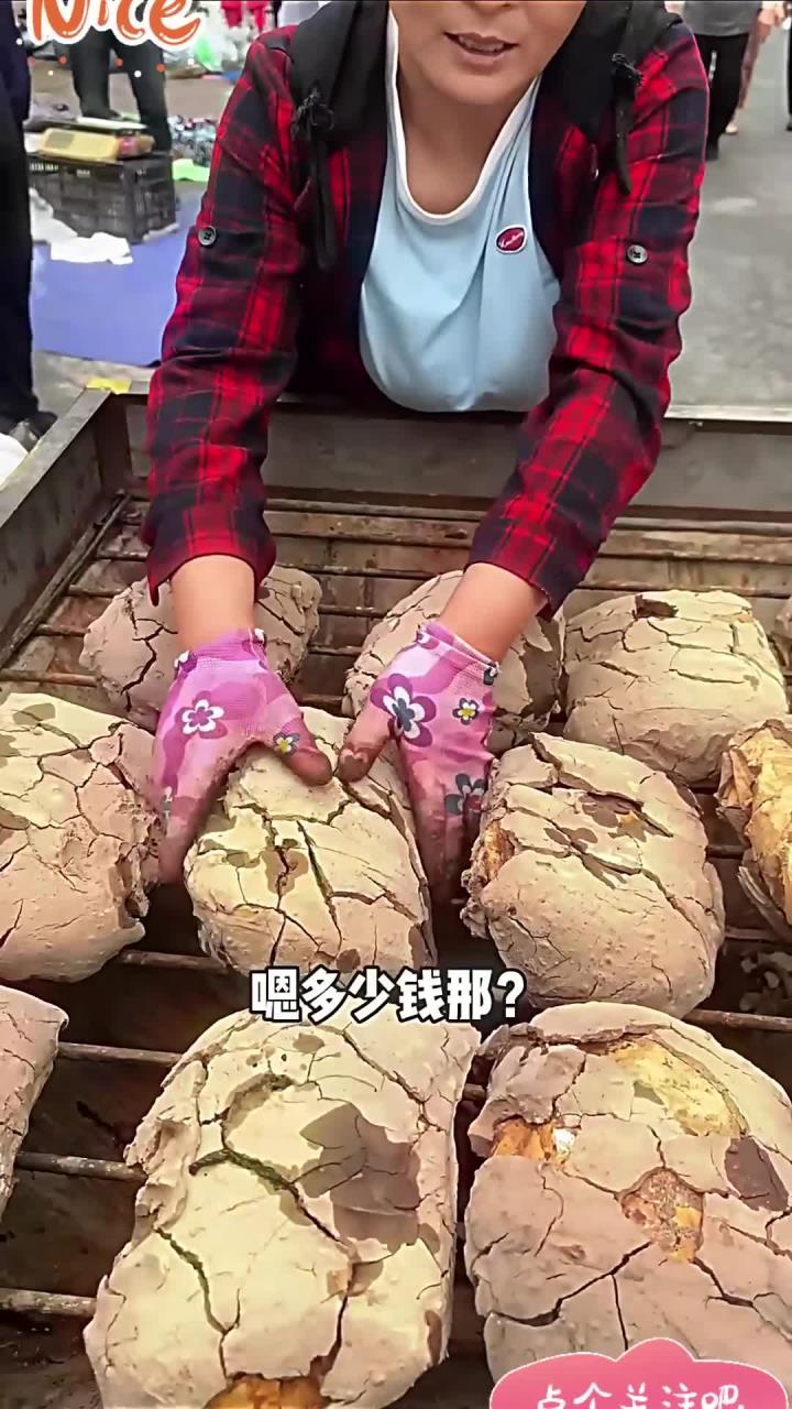 街边30一只的叫花鸡,大姐真的没有骗我里面真的有鸡超感动!