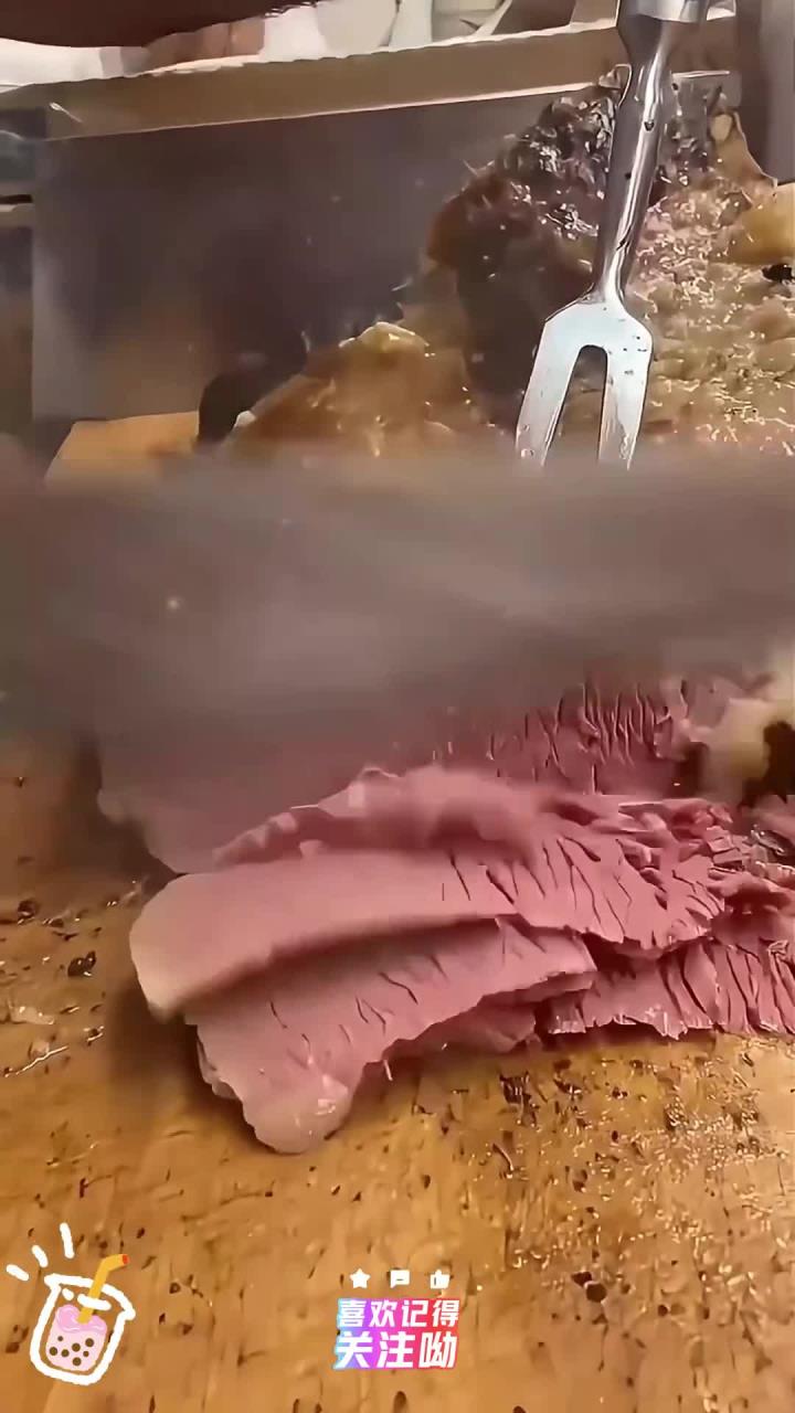 用面包片夹的肉夹馍
