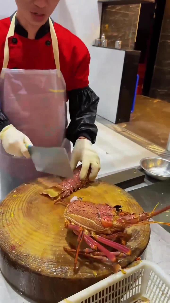 一位从米其林餐厅出来的厨师 来应聘只简单的操作处理一只红龙虾