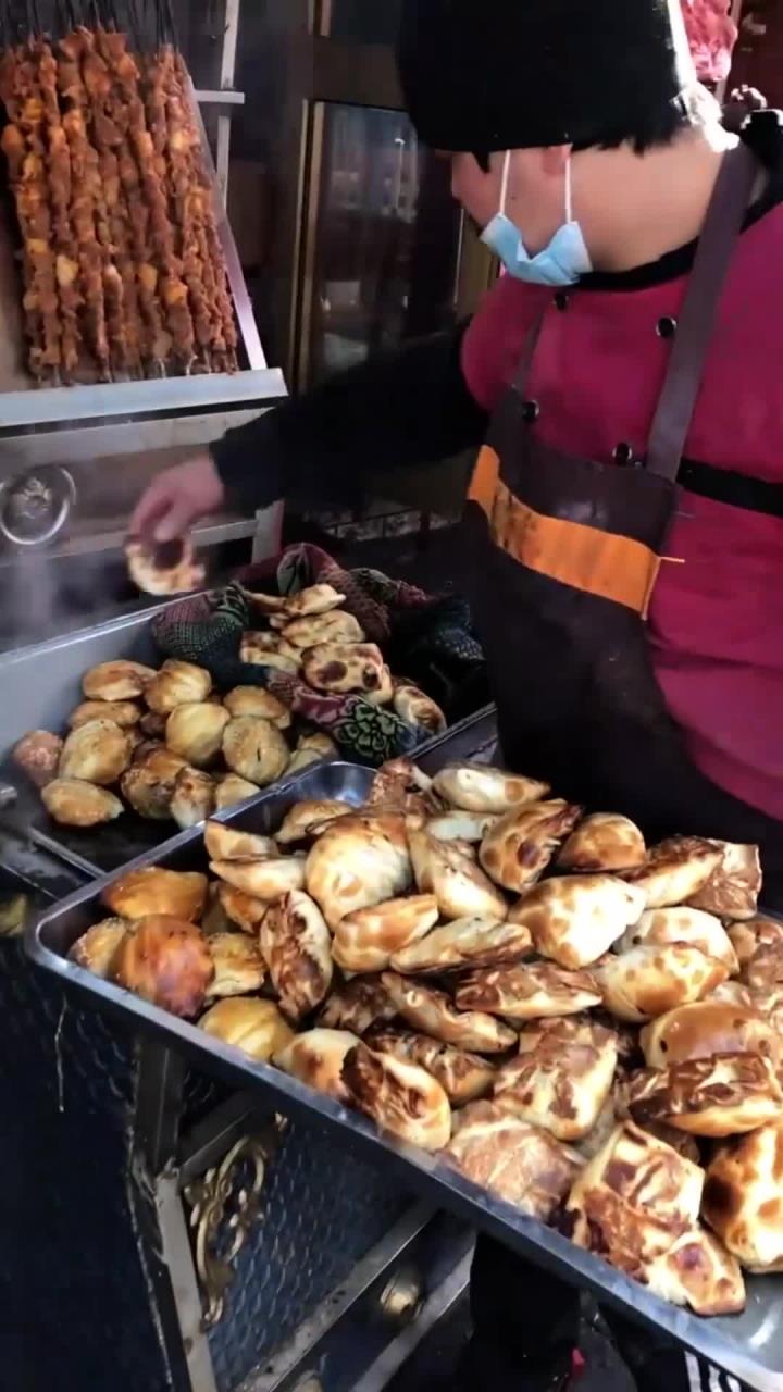 在新疆,烤包子是必须要吃的,两块钱一个,刚烤出来的外焦里嫩,推荐!