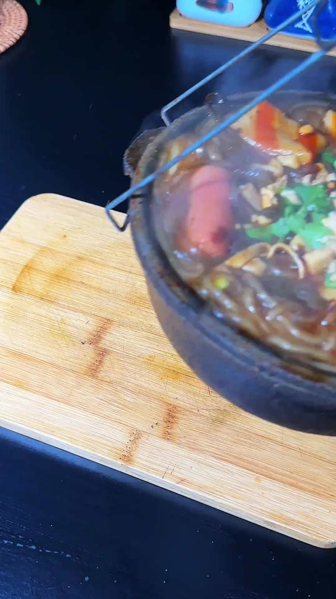 大鱼大肉吃腻的时候,那就做一锅香喷喷的老式砂锅麻辣烫吃吧,做