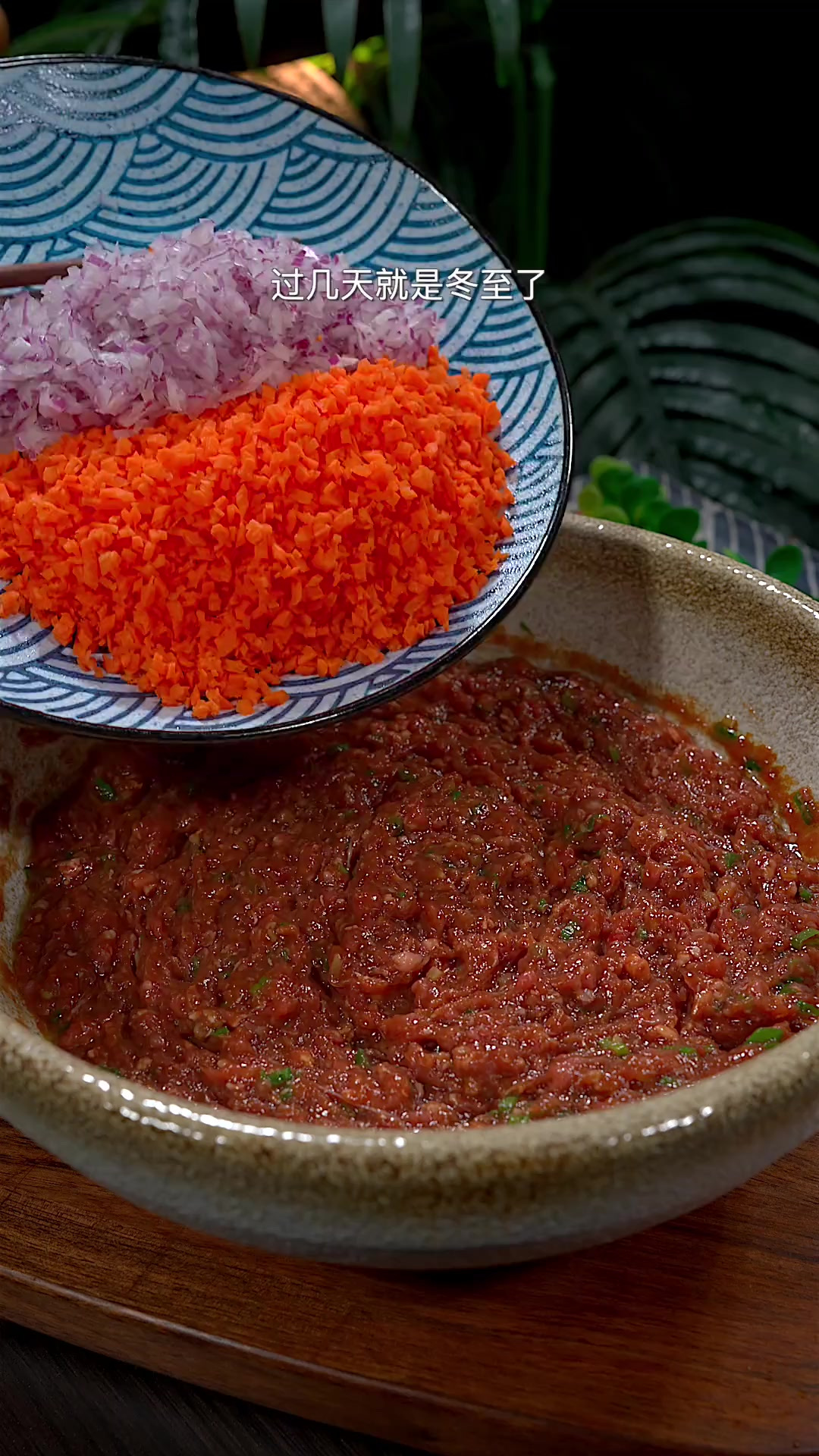 过几天就是冬至了，教你做个牛肉胡萝卜馅饺子，味道鲜美多汁，特