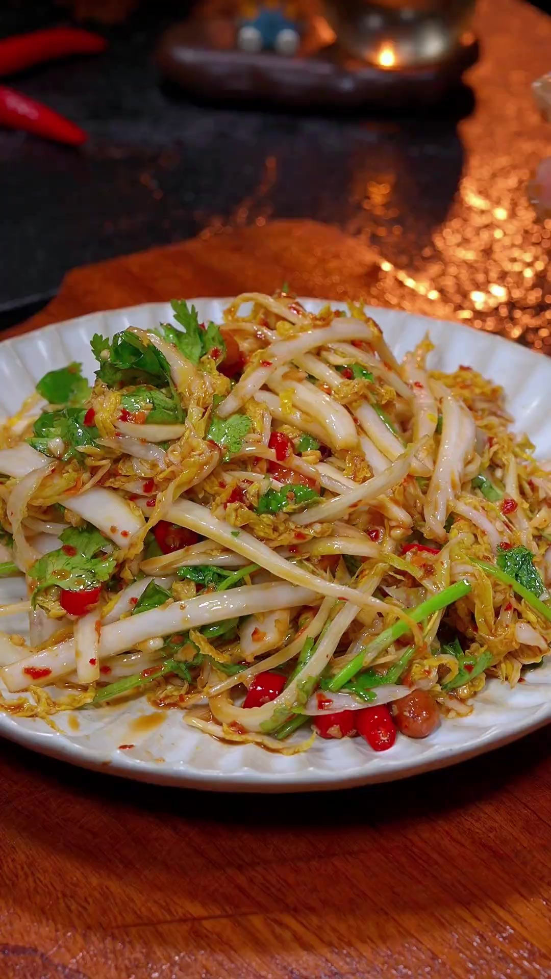 天气越来越热，抱着饭碗吃不下饭，你就做这道凉拌娃娃菜，酸辣开