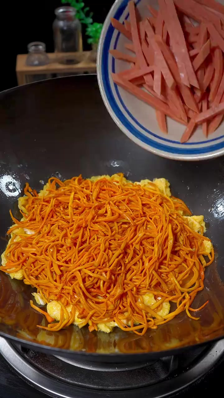 就这个虫草花炒鸡蛋 我敢说很多人都没有吃过 它脆嫩鲜香 营养