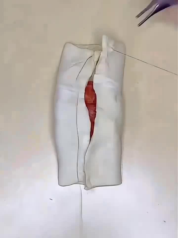 医学生用卷饼练缝合，手法娴熟如手术现场！
